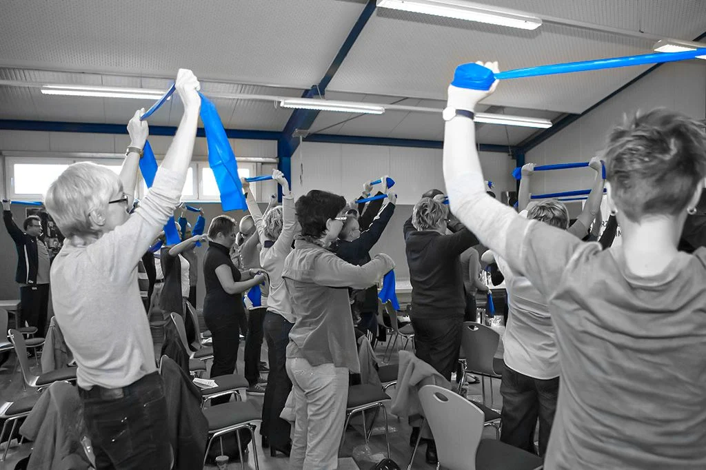 Gruppe bei Übungen mit dem Theraband