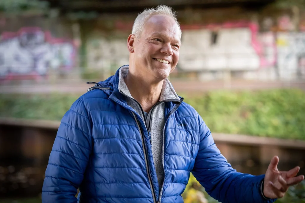 Ralf Elbers im Gespräch an der frischen Luft